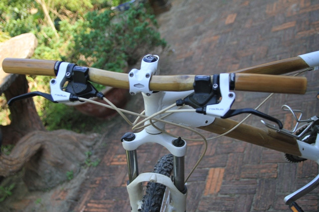 Đầu xe đạp kiểu dáng thể thao được ông Mười thiết kế hòa chung với các phụ kiện khác tạo nên một chiếc xe đạp vừa mang nét làng quê Việt Nam, vừa hiện đại. Kiểu xe này dùng cho người nước ngoài. Đầu xe đạp kiểu dáng thể thao được ông Mười thiết kế hòa chung với các phụ kiện khác tạo nên một chiếc xe đạp vừa mang nét làng quê Việt Nam, vừa hiện đại. Kiểu xe này dùng cho người nước ngoài.