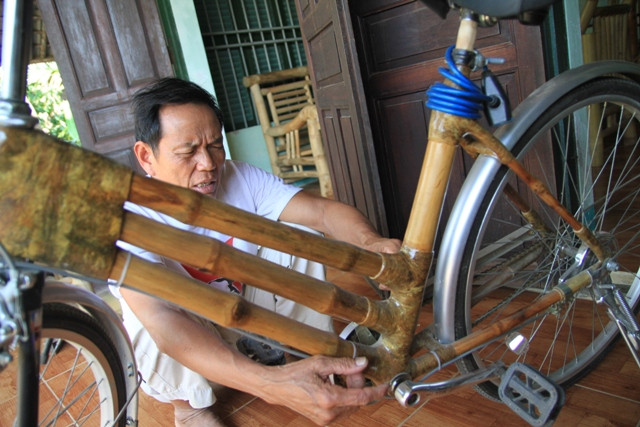 Tất cả các công đoạn tạo nên khung xe và hình thành xe đạp đều được ông Mười làm thủ công, tỉ mẩn. Các ghép nối trên khung xe được người nông dân tài hoa này gia cố bằng cách quấn chỉ gai thấm keo, tạo các đoạn khối, phun dầu bóng để bảo vệ và tạo thẩm mỹ cho chiếc xe đạp tre trở nên mới lạ hấp dẫn. Tất cả các công đoạn tạo nên khung xe và hình thành xe đạp đều được ông Mười làm thủ công, tỉ mẩn. Các ghép nối trên khung xe được người nông dân tài hoa này gia cố bằng cách quấn chỉ gai thấm keo, tạo các đoạn khối, phun dầu bóng để bảo vệ và tạo thẩm mỹ cho chiếc xe đạp tre trở nên mới lạ hấp dẫn.