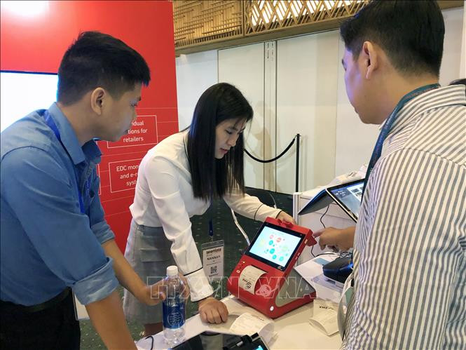 Khen thưởng kịp thời đối với tập thể, cá nhân có thành tích xuất sắc trong công tác chống buôn lậu, gian lận thương mại và hàng giả trong hoạt động thương mại điện tử. Ảnh minh họa: baotintuc.vn