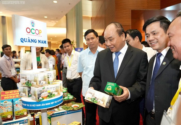 Thủ tướng thăm các gian hàng. Ảnh: VGP Thủ tướng thăm các gian hàng. Ảnh: VGP