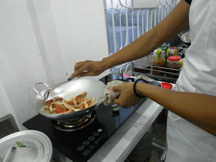 Chàng siêu mẫu khá thành thạo với món càng ghẹ rang muối. Chàng siêu mẫu khá thành thạo với món càng ghẹ rang muối.
