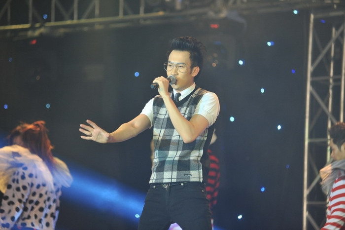 Chàng ca sĩ mắt hí đã hát những ca khúc "ruột" của mình: Kể từ đêm đó, Căn phòng, Lại một lần nữa....