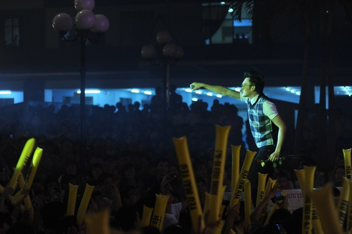 Gần 6000 sinh viên có mặt tại Ký túc ĐH Bách Khoa TP.HCM reo hò, hát cùng Dương Triệu Vũ.