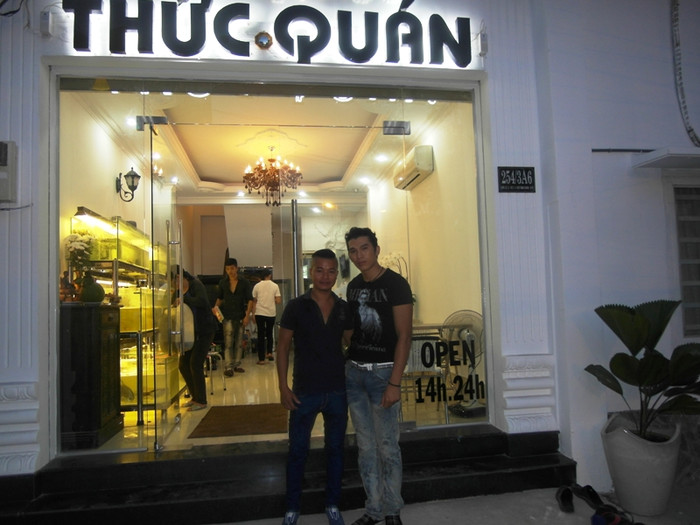 Một vị khách chụp ảnh lưu niệm cùng ông chủ nổi tiếng trước khi ra về. Một vị khách chụp ảnh lưu niệm cùng ông chủ nổi tiếng trước khi ra về.