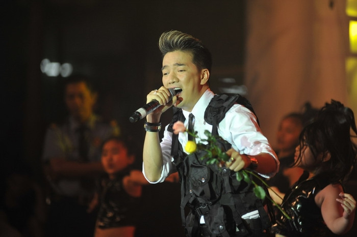 Rất thân thiện, hòa đồng, anh nói: "Hôm nay chúng ta đón một mùa Giáng sinh sớm. Cách đây 10 năm, khi tôi mới bắt đầu nổi tiếng, tôi cũng có dịp hát tại nơi này, được các bạn đón nhận. Hôm nay, tình cảm đó vẫn trọn vẹn và vun đầy hơn. Xin cám ơn tất cả!".