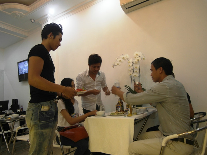 Tận tay bưng ra cho khách sau khi chế biến xong. Tận tay bưng ra cho khách sau khi chế biến xong.