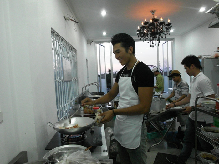 Phóng viên đã gặp anh chàng Giải vàng siêu mẫu năm 2010 này trong bếp, đang tất bật chế biến món càng ghẹ rang muối. Ngọc Tình cho biết: "Tôi muốn lấn sang lĩnh vực kinh doanh, song song với hoạt động nghệ thuật nên đã mở quán nhậu này. Kinh doanh là một mơ ước tôi ấp ủ từ rất lâu". Phóng viên đã gặp anh chàng Giải vàng siêu mẫu năm 2010 này trong bếp, đang tất bật chế biến món càng ghẹ rang muối. Ngọc Tình cho biết: "Tôi muốn lấn sang lĩnh vực kinh doanh, song song với hoạt động nghệ thuật nên đã mở quán nhậu này. Kinh doanh là một mơ ước tôi ấp ủ từ rất lâu".