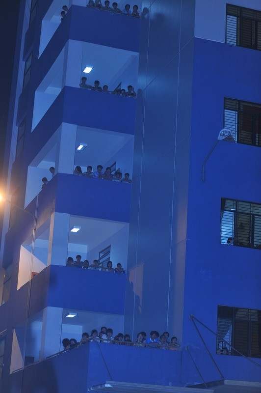 Trên hành lang các phòng ký túc xá ĐH Bách Khoa TP.HCM là những ánh mắt theo dõi của các sinh viên xa nhà.