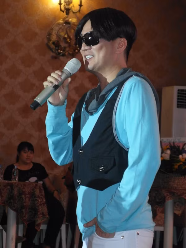 Mr Đàm cho biết: "Để có bộ quần áo và đôi dép đúng chất hai lúa, Hưng đã phải qua tận quận 8 (quận tập trung nhiều dân bình dân nhất TP.HCM - PV) tìm...."