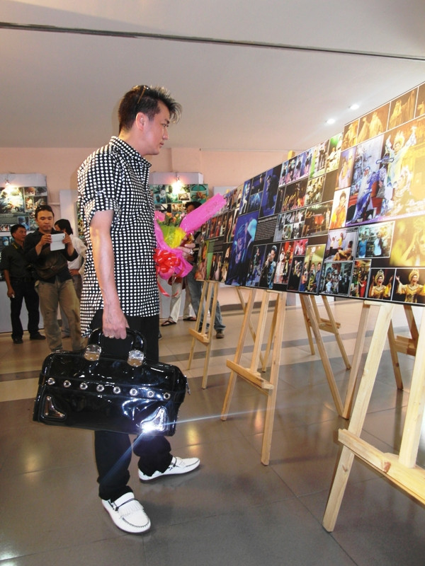 Màu da bóng loáng của chiếc túi phản chiếu ánh đàn flass của phóng viên.