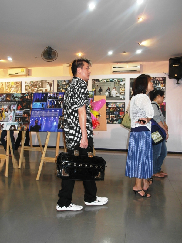 Nhưng chiếc túi đen hiệu Gucci nổi bật nhất.