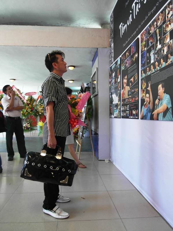 Mr Đàm xách chiếc túi xách của nhãn hiệu Gucci bóng lộn, mang đôi giày, diện quần áo đều của hiệu Dolce Gannana.