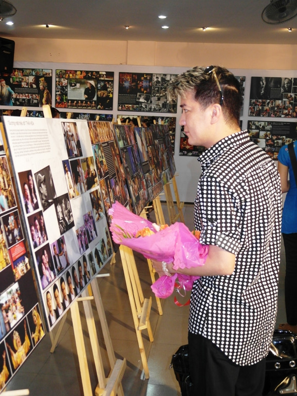 Mr Đàm bình thản đi xem ảnh của các nhân vật nổi tiếng.