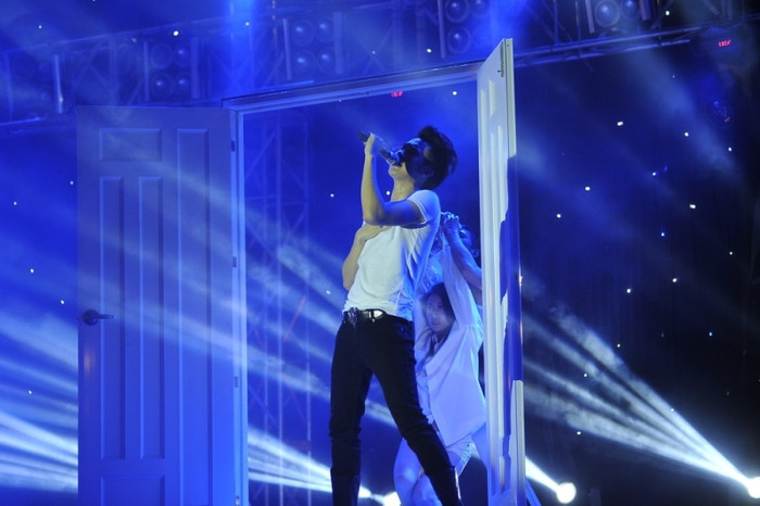 Từng là một sinh viên bơi đất khách quê người (Mỹ), Dương Triệu Vũ rất hiểu sự thiếu thốn về tinh thần của các sinh viên xa quê. Anh đã hát hết mình....