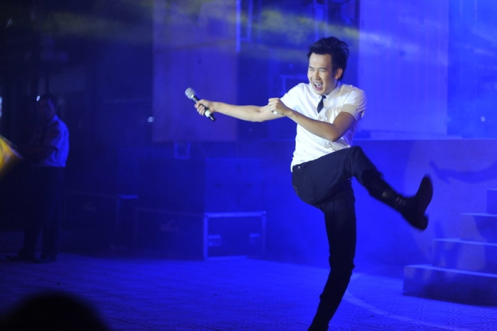 Chàng ca sĩ "mắt hí" cũng hòa nhịp cùng sinh viên bằng những điệu nhảy tinh nghịch.