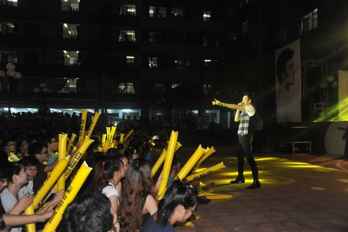 Những tiếng reo hò cổ vũ vang dội....