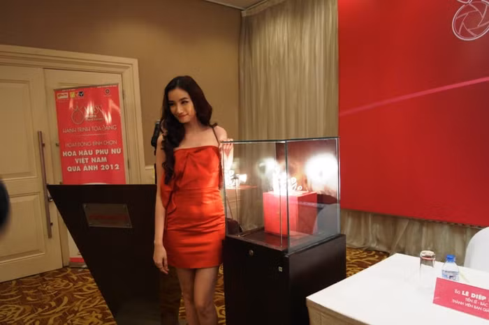 Trúc Diễm bên chiếc vương miện quý.