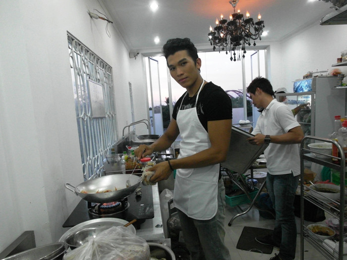 Nhiều món ăn tại đây, thực khách yêu cầu chính tay Ngọc Tình chế biến. Nhiều món ăn tại đây, thực khách yêu cầu chính tay Ngọc Tình chế biến.