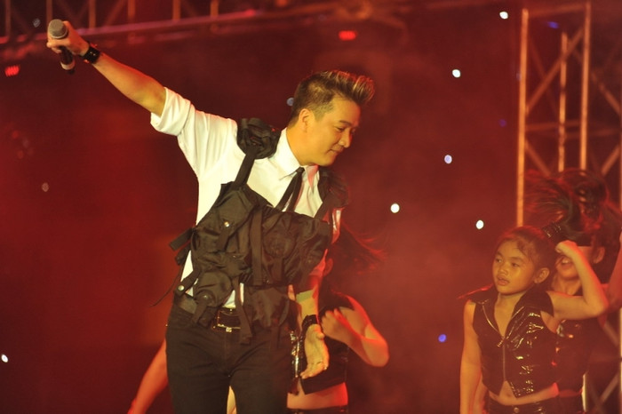 Không khí Ký túc xá ĐH Bách khoa trở nên "náo loạn" khi có sự xuất hiện của ông hoàng nhạc Việt Đàm Vĩnh Hưng.