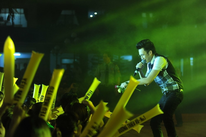 Vốn là những sinh viên khối Kỹ thuật, hiếu động nhất trong tất cả sinh viên các trường, sinh viên ĐH Bách Khoa TP.HCM đã hòa cùng Dương Triệu Vũ, không còn khoảng cách nào, thân thiện trong không khí âm nhạc sôi động.