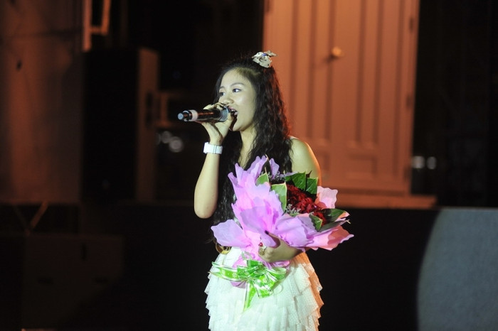 Theo yêu cầu của khán giả, Văn Mai Hương đã hát hai ca khúc quen thuộc của mình....