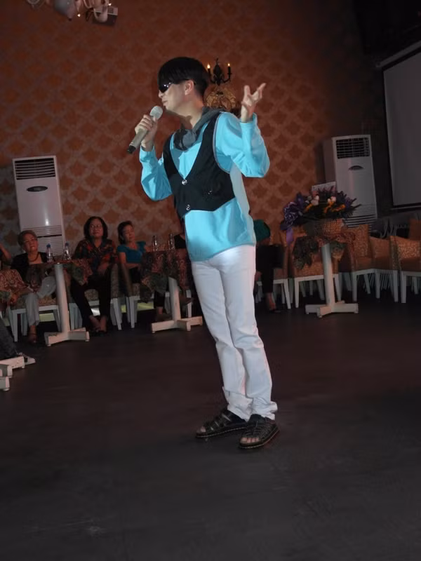 Nhưng khác với thế giới ảo, cô gái đã hoàn toàn thất vọng trước vẻ quê mùa, chân chất của anh chàng Tèo khi bước ra cuộc đời thật. Tèo đã tìm mọi cách để thay đổi số phận nghèo hèn của mình.