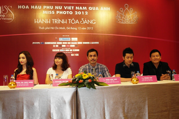 Thành phần Ban giám khảo, từ trái sang: Trúc Diễm, bà Thục Hạnh (Tổng Biên tập báo Phụ nữ Việt Nam), nhà thơ Hữu Việt, nhà thiết kế thời trang Thuận Việt, nhiếp ảnh gia Quốc Huy. Thành phần Ban giám khảo, từ trái sang: Trúc Diễm, bà Thục Hạnh (Tổng Biên tập báo Phụ nữ Việt Nam), nhà thơ Hữu Việt, nhà thiết kế thời trang Thuận Việt, nhiếp ảnh gia Quốc Huy.