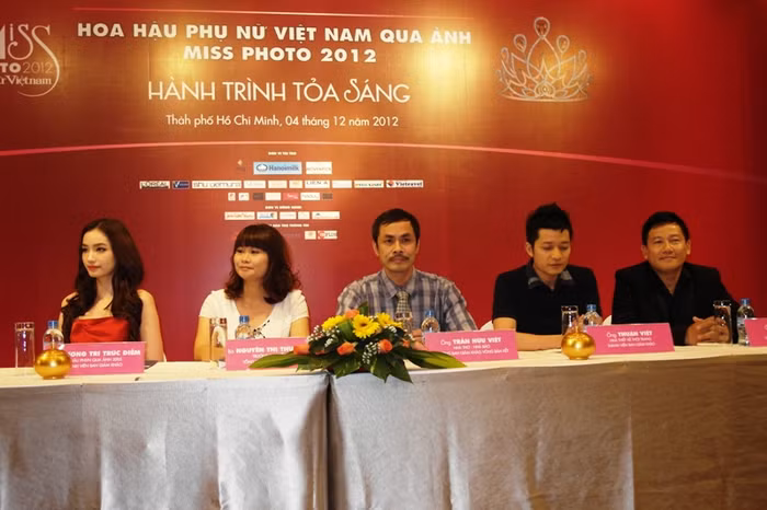 Thành phần Ban giám khảo, từ trái sang: Trúc Diễm, bà Thục Hạnh (Tổng Biên tập báo Phụ nữ Việt Nam), nhà thơ Hữu Việt, nhà thiết kế thời trang Thuận Việt, nhiếp ảnh gia Quốc Huy.