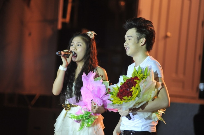 Không khí vỡ òa khi có sự xuất hiện của Văn Mai Hương. Cô ca sĩ xinh đẹp này đã "tung hứng" cùng chủ nhân liveshow ca khúc Lời yêu thương.