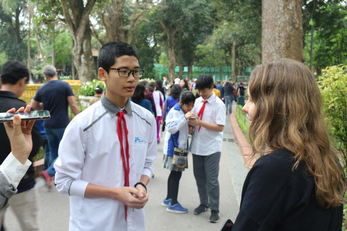 Phỏng vấn và ghi âm nội dung trao đổi với du khách nước ngoài đến thăm Lăng Bác. Ảnh: Nhà trường cung cấp. Phỏng vấn và ghi âm nội dung trao đổi với du khách nước ngoài đến thăm Lăng Bác. Ảnh: Nhà trường cung cấp.