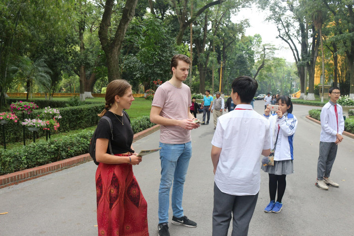 Học sinh Ban Mai tự tin trò chuyện với du khách nước ngoài tham quan Lăng Bác. Ảnh: Nhà trường cung cấp. Học sinh Ban Mai tự tin trò chuyện với du khách nước ngoài tham quan Lăng Bác. Ảnh: Nhà trường cung cấp.