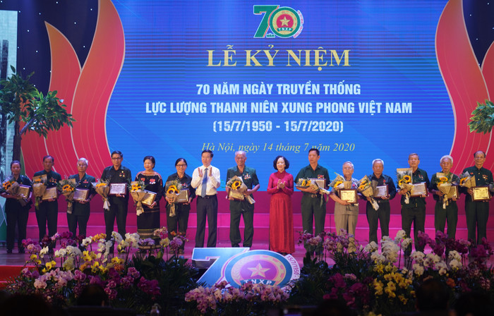 Trưởng Ban Dân vận Trung ương Trương Thị Mai và Trưởng Ban Tuyên giáo Trung ương Võ Văn Thưởng tặng biểu trưng tôn vinh các thanh niên xung phong điển hình tiêu biểu qua các thời kỳ. Ảnh: VGP Trưởng Ban Dân vận Trung ương Trương Thị Mai và Trưởng Ban Tuyên giáo Trung ương Võ Văn Thưởng tặng biểu trưng tôn vinh các thanh niên xung phong điển hình tiêu biểu qua các thời kỳ. Ảnh: VGP