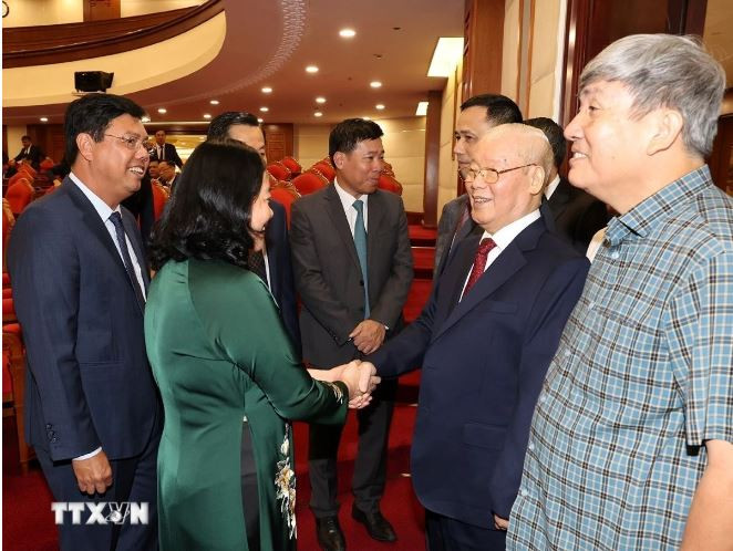 Tổng Bí thư Nguyễn Phú Trọng cùng các đồng chí lãnh đạo Đảng, Nhà nước và đại biểu dự Hội nghị Trung ương lần thứ chín, khóa XIII. (Ảnh: Trí Dũng/TTXVN) tong bi thu.JPG