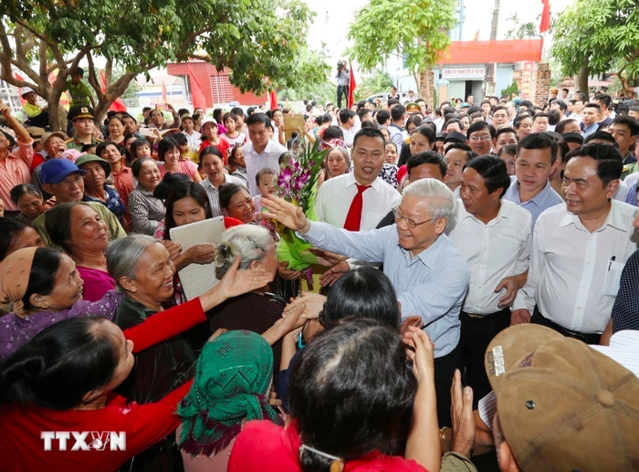 Tổng Bí thư Nguyễn Phú Trọng với nhân dân thôn Thượng Điện, xã Vinh Quang, huyện Vĩnh Bảo trong Ngày hội Đại đoàn kết toàn dân tộc thành phố Hải Phòng (15/11/2017). (Ảnh: Trí Dũng/TTXVN) anh_chup_man_hinh_2024-07-20_luc_07.01.58.png.jpg