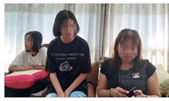 Bà Hương và học sinh trong buổi làm việc với nhà trường. (Ảnh chụp màn hình trên mạng xã hội) Bà Hương và học sinh trong buổi làm việc với nhà trường. (Ảnh chụp màn hình trên mạng xã hội)