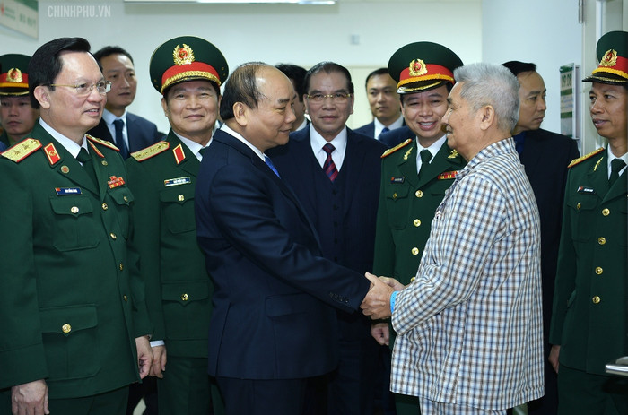 Thủ tướng thăm hỏi bệnh nhân đang điều trị tại viện. Ảnh: VGP Thủ tướng thăm hỏi bệnh nhân đang điều trị tại viện. Ảnh: VGP