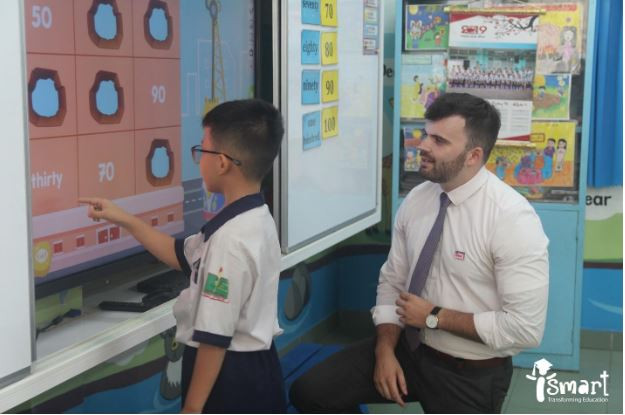 Công nghệ tốt cần giáo viên tận tâm hướng dẫn học sinh cách làm chủ công nghệ, ảnh: iSMART. Công nghệ tốt cần giáo viên tận tâm hướng dẫn học sinh cách làm chủ công nghệ, ảnh: iSMART.