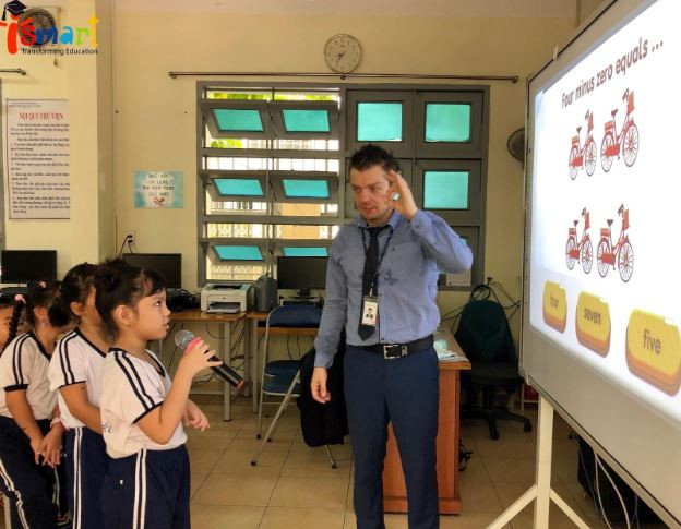 Lớp học tiếng Anh thông qua môn Toán và Khoa học đang triển khai tại nhiều trường tiểu học, trung học cơ sở trên cả nước, ảnh: iSMART. Lớp học tiếng Anh thông qua môn Toán và Khoa học đang triển khai tại nhiều trường tiểu học, trung học cơ sở trên cả nước, ảnh: iSMART.