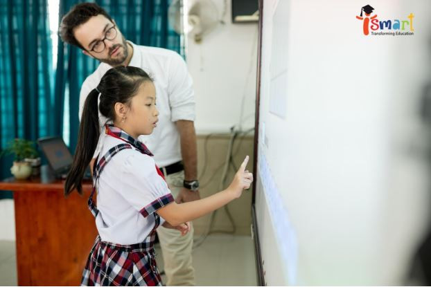 Học sinh được hướng dẫn để tương tác với công nghệ và tương tác với nhau, ảnh: iSMART. Học sinh được hướng dẫn để tương tác với công nghệ và tương tác với nhau, ảnh: iSMART.