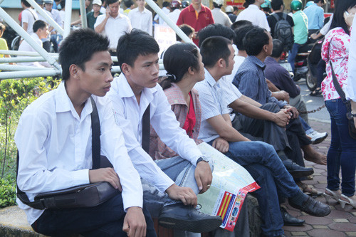 Nhiều gương mặt căng thẳng dù ngày 3/7 mới là ngày làm thủ tục dự thi Nhiều gương mặt căng thẳng dù ngày 3/7 mới là ngày làm thủ tục dự thi