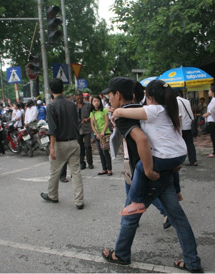 Cả hai anh em đều nhanh chóng ra về và tỏ ra khá e ngại khi nói về bản thân mình