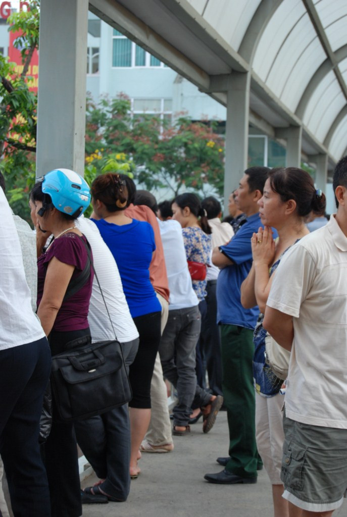 Tất cả đều hướng về địa điểm thi trong tâm trạng lo lắng Tất cả đều hướng về địa điểm thi trong tâm trạng lo lắng