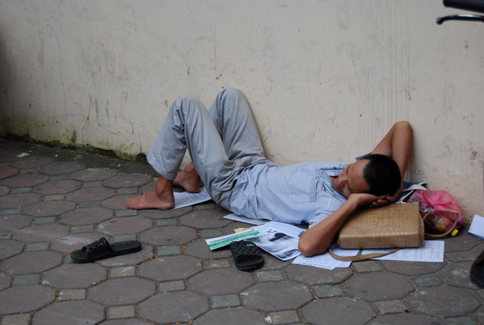 Ông bố này kê những tờ rơi làm chiếu, không nề hà, sẵn sàng nằm ngủ luôn ở vỉa hè như một người "hành khất", tất cả vì tương lai của con. ĐÁP ÁN CHÍNH THỨC CỦA BỘ GIÁO DỤC: TOÀN BỘ ĐÁP ÁN ĐH KHỐI B 2012 - TOÀN BỘ ĐÁP ÁN ĐH KHỐI A 2012 - TOÀN BỘ ĐÁP ÁN ĐH TOÁN, VĂN KHỐI D 2012 - TOÀN BỘ ĐÁP ÁN ĐH KHỐI C 2012 - ĐÁP ÁN ĐH CÁC MÔN NGOẠI NGỮ KHỐI D 2012 Ông bố này kê những tờ rơi làm chiếu, không nề hà, sẵn sàng nằm ngủ luôn ở vỉa hè như một người "hành khất", tất cả vì tương lai của con. ĐÁP ÁN CHÍNH THỨC CỦA BỘ GIÁO DỤC: TOÀN BỘ ĐÁP ÁN ĐH KHỐI B 2012 - TOÀN BỘ ĐÁP ÁN ĐH KHỐI A 2012 - TOÀN BỘ ĐÁP ÁN ĐH TOÁN, VĂN KHỐI D 2012 - TOÀN BỘ ĐÁP ÁN ĐH KHỐI C 2012 - ĐÁP ÁN ĐH CÁC MÔN NGOẠI NGỮ KHỐI D 2012