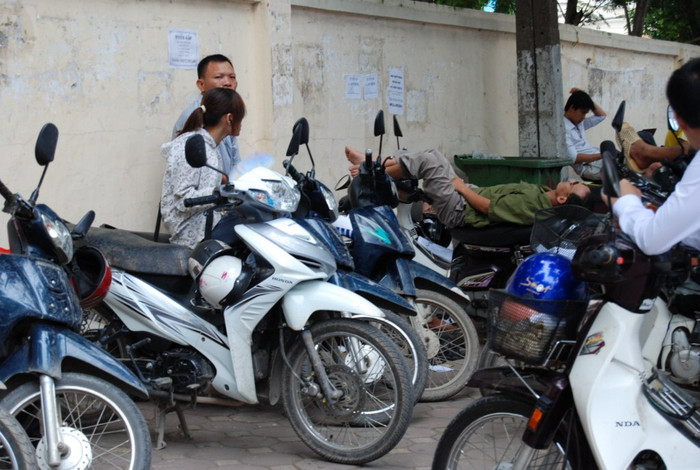Một phụ huynh nằm ngủ ngay gần thùng rác, có lẽ nếu không vì tình thương bao la với những đứa con, không đời nào ông chấp nhận ngủ như thế này. ĐÁP ÁN CHÍNH THỨC CỦA BỘ GIÁO DỤC: TOÀN BỘ ĐÁP ÁN ĐH KHỐI B 2012 - TOÀN BỘ ĐÁP ÁN ĐH KHỐI A 2012 - TOÀN BỘ ĐÁP ÁN ĐH TOÁN, VĂN KHỐI D 2012 - TOÀN BỘ ĐÁP ÁN ĐH KHỐI C 2012 - ĐÁP ÁN ĐH CÁC MÔN NGOẠI NGỮ KHỐI D 2012 Một phụ huynh nằm ngủ ngay gần thùng rác, có lẽ nếu không vì tình thương bao la với những đứa con, không đời nào ông chấp nhận ngủ như thế này. ĐÁP ÁN CHÍNH THỨC CỦA BỘ GIÁO DỤC: TOÀN BỘ ĐÁP ÁN ĐH KHỐI B 2012 - TOÀN BỘ ĐÁP ÁN ĐH KHỐI A 2012 - TOÀN BỘ ĐÁP ÁN ĐH TOÁN, VĂN KHỐI D 2012 - TOÀN BỘ ĐÁP ÁN ĐH KHỐI C 2012 - ĐÁP ÁN ĐH CÁC MÔN NGOẠI NGỮ KHỐI D 2012