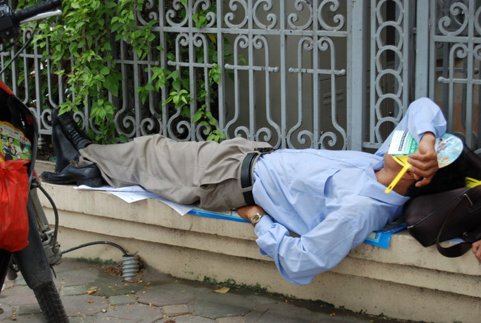 Phụ huynh này ngủ ngay trên vỉa hè cạnh Trường Đại học Sư phạm Hà Nội. Sau một chặng đường dài đưa con đến Hà Nội và thức trắng đêm vì lo cho sức khỏe của con, nhiều ông bố bà mẹ đều thấm mệt. ĐÁP ÁN CHÍNH THỨC CỦA BỘ GIÁO DỤC: TOÀN BỘ ĐÁP ÁN ĐH KHỐI B 2012 - TOÀN BỘ ĐÁP ÁN ĐH KHỐI A 2012 - TOÀN BỘ ĐÁP ÁN ĐH TOÁN, VĂN KHỐI D 2012 - TOÀN BỘ ĐÁP ÁN ĐH KHỐI C 2012 - ĐÁP ÁN ĐH CÁC MÔN NGOẠI NGỮ KHỐI D 2012 Phụ huynh này ngủ ngay trên vỉa hè cạnh Trường Đại học Sư phạm Hà Nội. Sau một chặng đường dài đưa con đến Hà Nội và thức trắng đêm vì lo cho sức khỏe của con, nhiều ông bố bà mẹ đều thấm mệt. ĐÁP ÁN CHÍNH THỨC CỦA BỘ GIÁO DỤC: TOÀN BỘ ĐÁP ÁN ĐH KHỐI B 2012 - TOÀN BỘ ĐÁP ÁN ĐH KHỐI A 2012 - TOÀN BỘ ĐÁP ÁN ĐH TOÁN, VĂN KHỐI D 2012 - TOÀN BỘ ĐÁP ÁN ĐH KHỐI C 2012 - ĐÁP ÁN ĐH CÁC MÔN NGOẠI NGỮ KHỐI D 2012