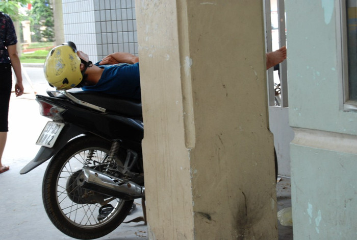 Thiếp đi trong lúc chờ con thi nhưng phụ huynh này vẫn dựng xe sát cổng trường vì lo ngại con gái khi trở ra không tìm được mình. ĐÁP ÁN CHÍNH THỨC CỦA BỘ GIÁO DỤC: TOÀN BỘ ĐÁP ÁN ĐH KHỐI B 2012 - TOÀN BỘ ĐÁP ÁN ĐH KHỐI A 2012 - TOÀN BỘ ĐÁP ÁN ĐH TOÁN, VĂN KHỐI D 2012 - TOÀN BỘ ĐÁP ÁN ĐH KHỐI C 2012 - ĐÁP ÁN ĐH CÁC MÔN NGOẠI NGỮ KHỐI D 2012 Thiếp đi trong lúc chờ con thi nhưng phụ huynh này vẫn dựng xe sát cổng trường vì lo ngại con gái khi trở ra không tìm được mình. ĐÁP ÁN CHÍNH THỨC CỦA BỘ GIÁO DỤC: TOÀN BỘ ĐÁP ÁN ĐH KHỐI B 2012 - TOÀN BỘ ĐÁP ÁN ĐH KHỐI A 2012 - TOÀN BỘ ĐÁP ÁN ĐH TOÁN, VĂN KHỐI D 2012 - TOÀN BỘ ĐÁP ÁN ĐH KHỐI C 2012 - ĐÁP ÁN ĐH CÁC MÔN NGOẠI NGỮ KHỐI D 2012