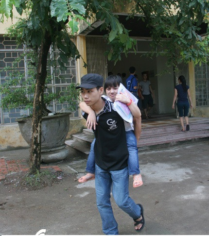 Thành An không ngại vất vả cõng Mỹ Linh vào tận phòng thi