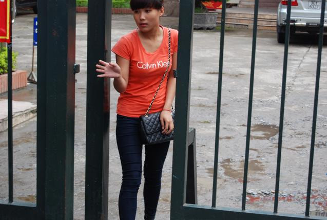 Thí sinh đầu tiên bước ra từ phòng thi ĐH Điện lực, gương mặt đầy căng thẳng (Ảnh Đỗ Quyên)