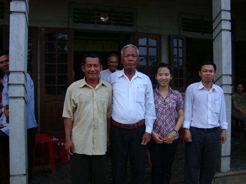 Liên Nhi trong niềm vui với danh hiệu Thủ khoa cùng gia đình Liên Nhi trong niềm vui với danh hiệu Thủ khoa cùng gia đình