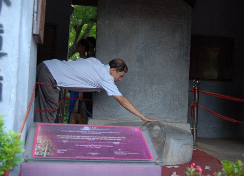 Cả phụ huynh cũng sờ đầu rùa lấy may cho con mình. ĐÁP ÁN THI CAO ĐẲNG 2012 CỦA BỘ GIÁO DỤC: ĐÁP ÁN TIẾNG ANH KHỐI A1, D HỆ CAO ĐẲNG 2012 - ĐÁP ÁN MÔN VẬT LÍ KHỐI A, A1 HỆ CAO ĐẲNG 2012 - ĐÁP ÁN MÔN HÓA KHỐI A, B - ĐÁP ÁN MÔN TOÁN KHỐI A, A1, B, D HỆ CAO ĐẲNG 2012 - ĐÁP ÁN MÔN VĂN KHỐI C, D HỆ CAO ĐẲNG 2012 - ĐÁP ÁN TIẾNG TRUNG, PHÁP, NGA HỆ CAO ĐẲNG 2012 Cả phụ huynh cũng sờ đầu rùa lấy may cho con mình. ĐÁP ÁN THI CAO ĐẲNG 2012 CỦA BỘ GIÁO DỤC: ĐÁP ÁN TIẾNG ANH KHỐI A1, D HỆ CAO ĐẲNG 2012 - ĐÁP ÁN MÔN VẬT LÍ KHỐI A, A1 HỆ CAO ĐẲNG 2012 - ĐÁP ÁN MÔN HÓA KHỐI A, B - ĐÁP ÁN MÔN TOÁN KHỐI A, A1, B, D HỆ CAO ĐẲNG 2012 - ĐÁP ÁN MÔN VĂN KHỐI C, D HỆ CAO ĐẲNG 2012 - ĐÁP ÁN TIẾNG TRUNG, PHÁP, NGA HỆ CAO ĐẲNG 2012